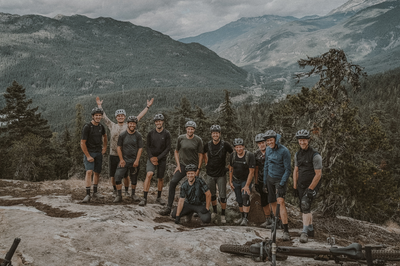 Ride annuelle en groupe d'Evoc à Crankworx 2024: une célébration des amis, de la famille et des sentiers